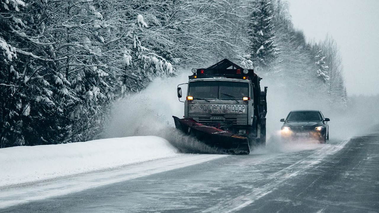 Handling Emergencies: Truckers’ Winter Survival Guide